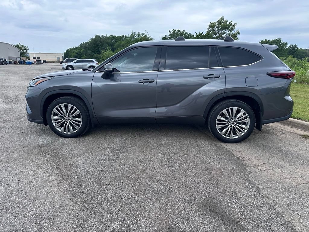 Certified 2024 Toyota Highlander Platinum AWD/4WD image 6