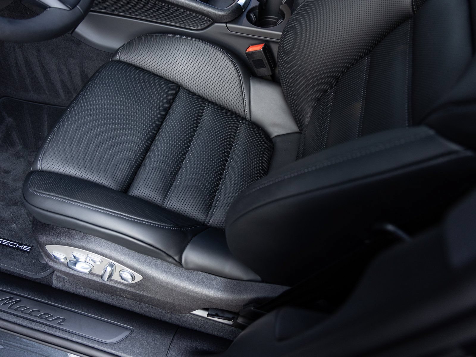 New 2026 Porsche Macan AWD/4WD image 22