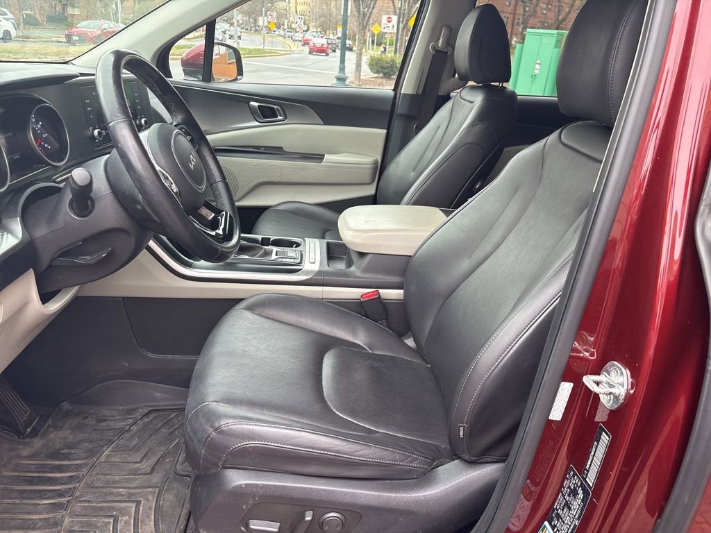 Used 2022 Kia Carnival LX image 16