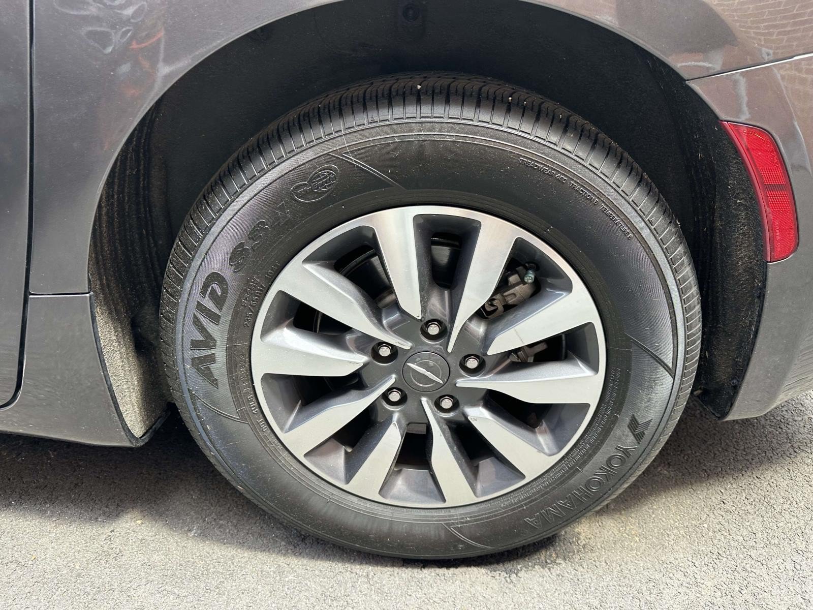 Certified 2021 Chrysler Pacifica Touring-L FWD image 8