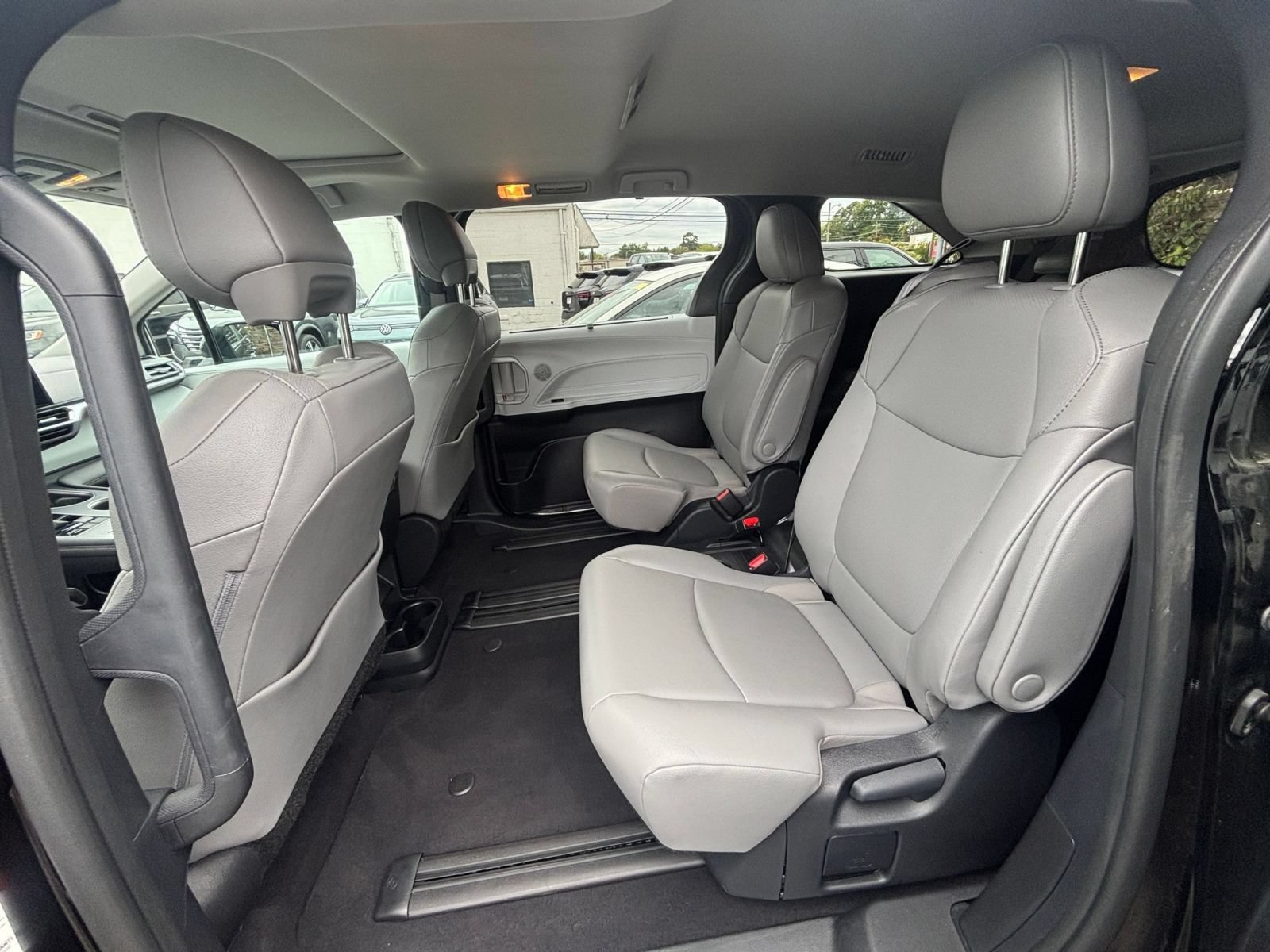 Used 2025 Toyota Sienna XLE FWD image 27