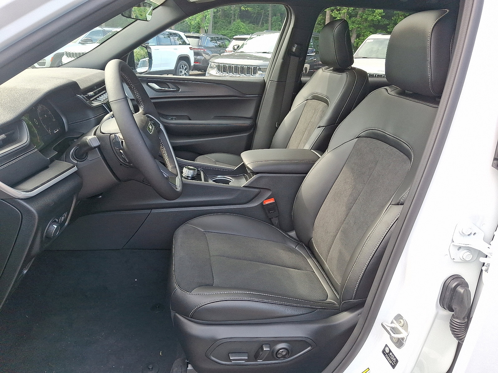 New 2025 Jeep Grand Cherokee L Altitude image 8