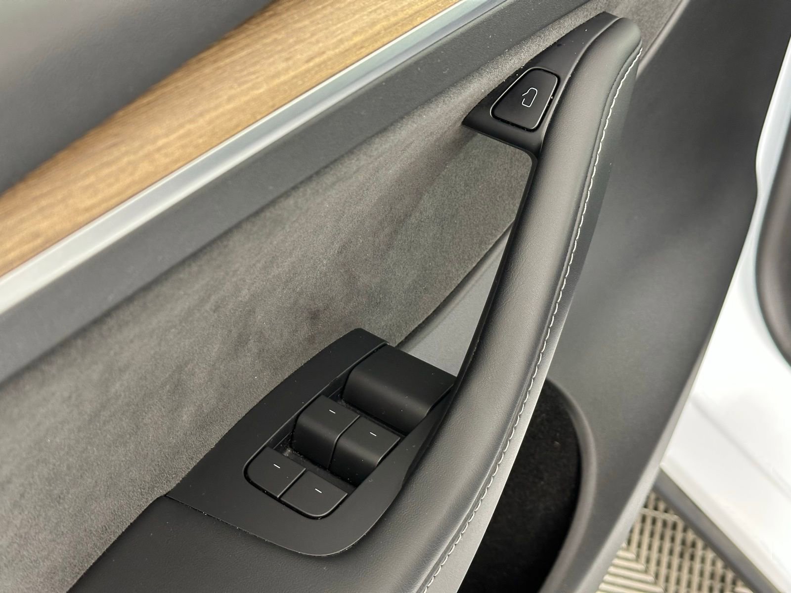 Used 2022 Tesla Model Y Long Range image 38