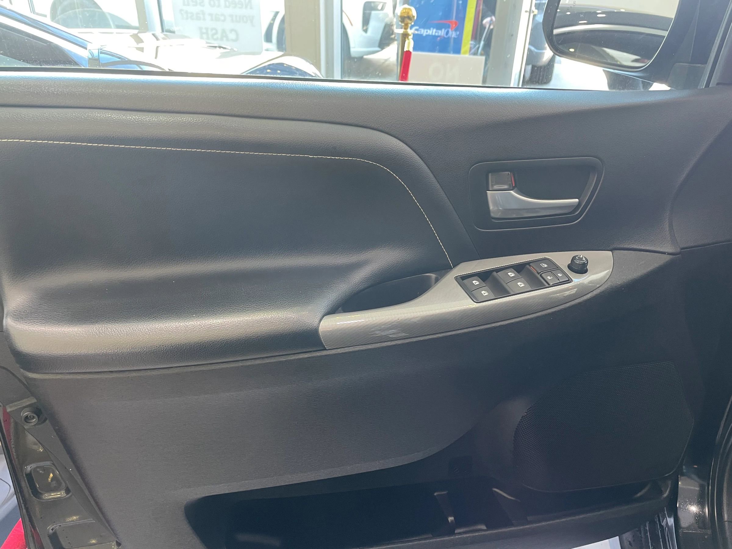 Used 2015 Toyota Sienna SE Premium image 7