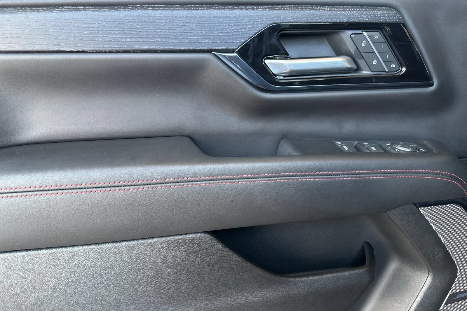 Certified 2025 GMC Yukon XL AT4 Ultimate AWD/4WD image 11