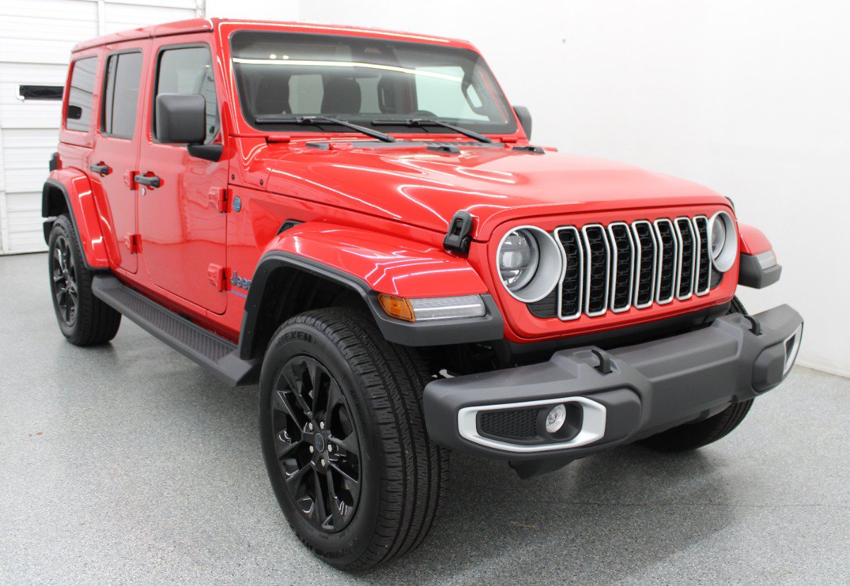 Used 2025 Jeep Wrangler Unlimited Sahara AWD/4WD image 4