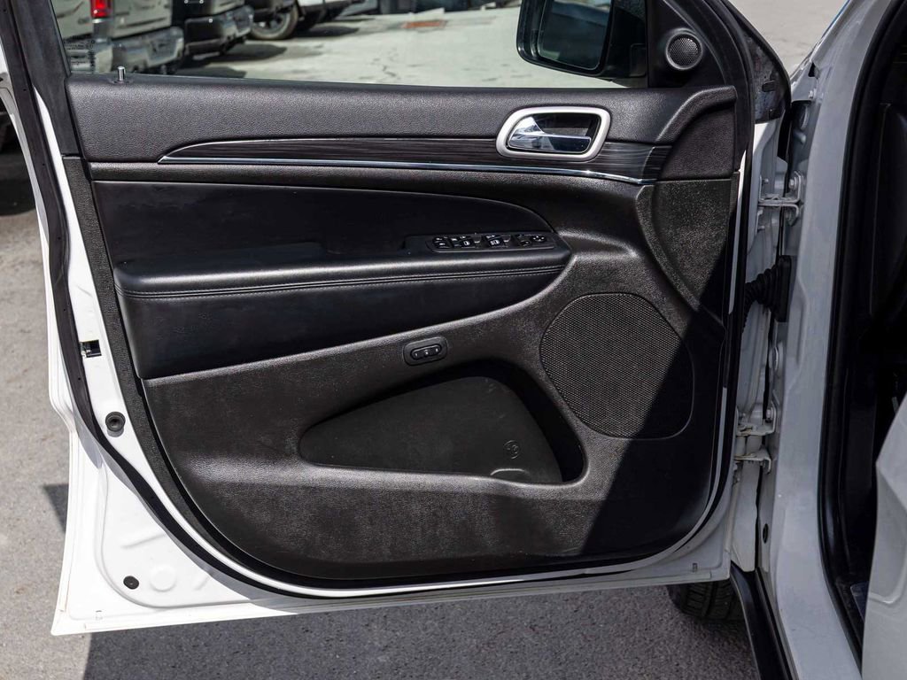 Used 2019 Jeep Grand Cherokee Limited AWD/4WD image 11