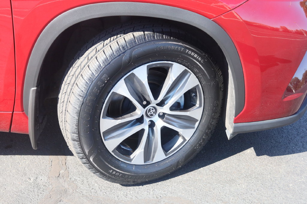 Used 2022 Toyota Highlander XLE AWD/4WD image 33