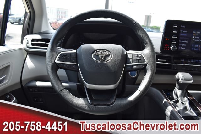Used 2023 Toyota Sienna XLE FWD image 32