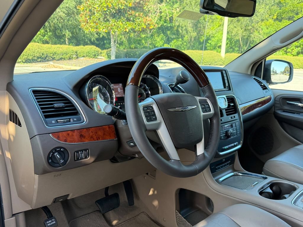Used 2016 Chrysler Town & Country Limited Platinum FWD image 11