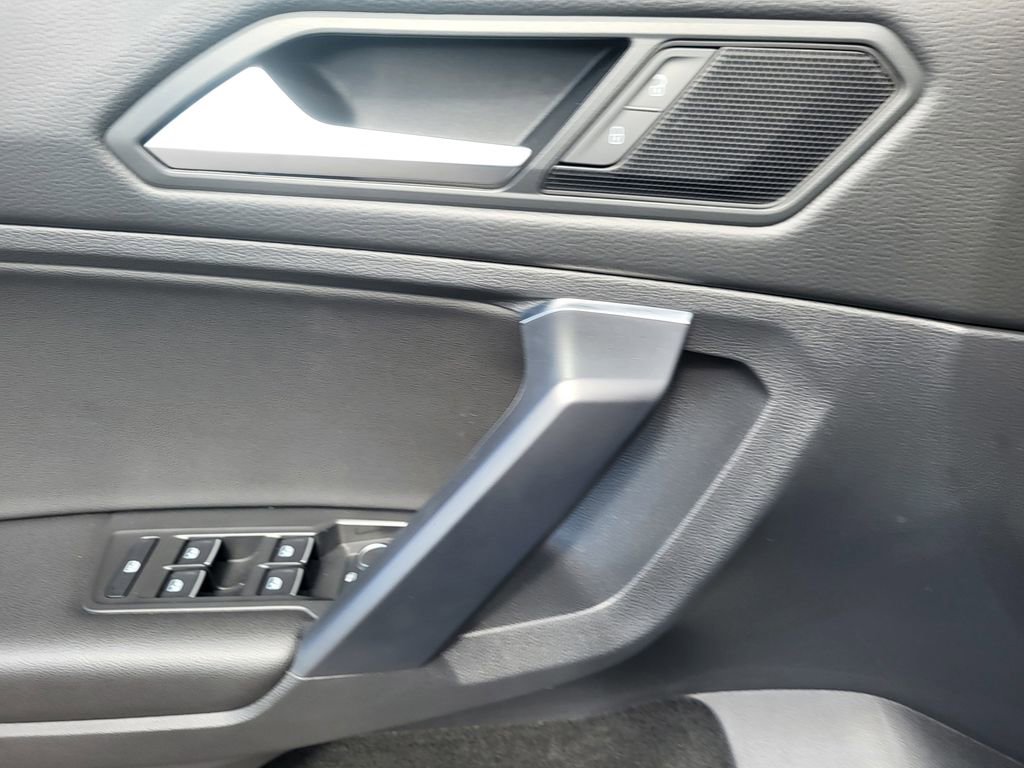 Used 2021 Volkswagen Tiguan SE w/ Panoramic Sunroof Package image 15
