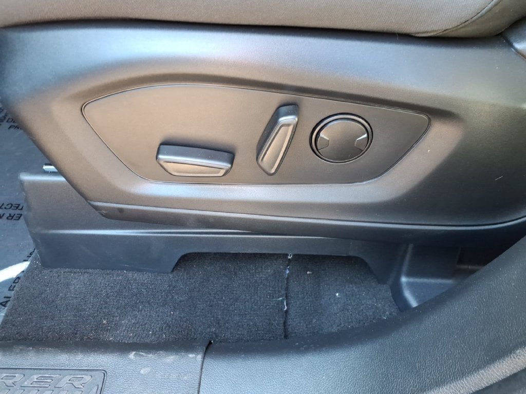 Used 2025 Ford Explorer Active AWD/4WD image 21