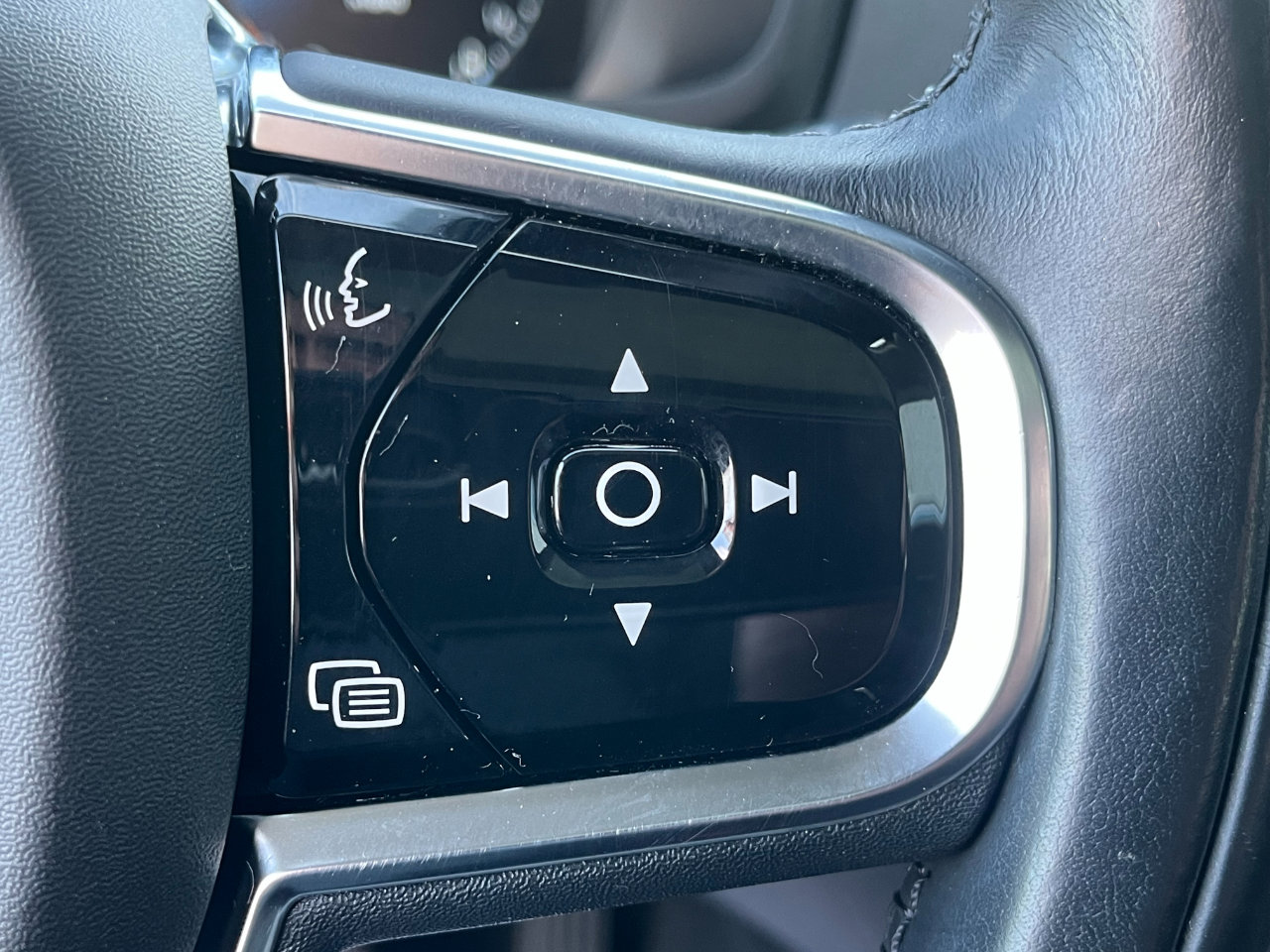 Used 2016 Volvo XC90 T8 Momentum image 30