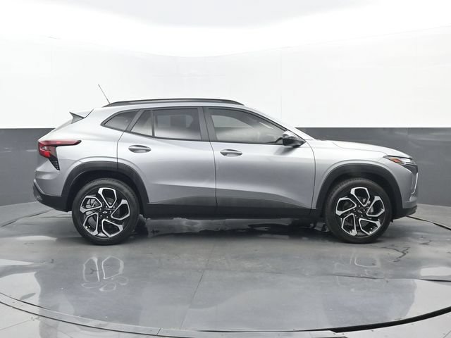 Used 2026 Chevrolet Trax RS w/ Sunroof Package FWD image 2