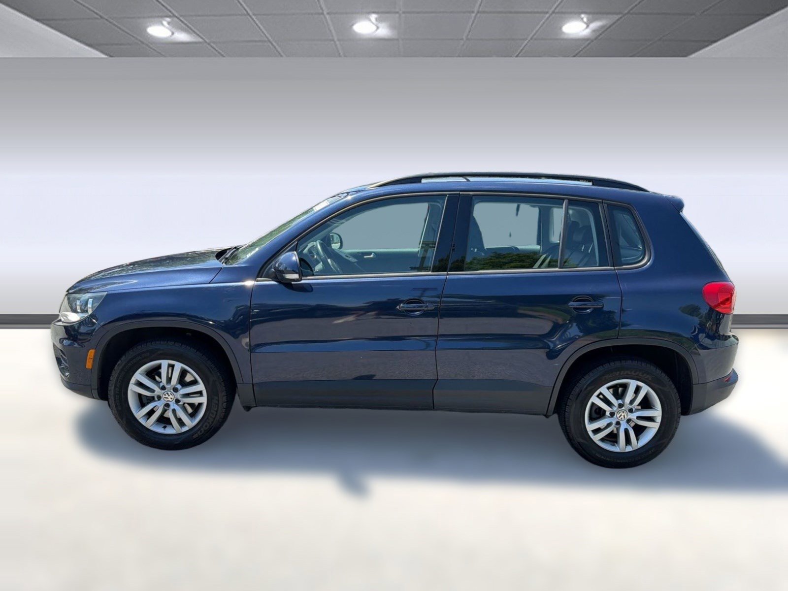 Used 2016 Volkswagen Tiguan S FWD image 2