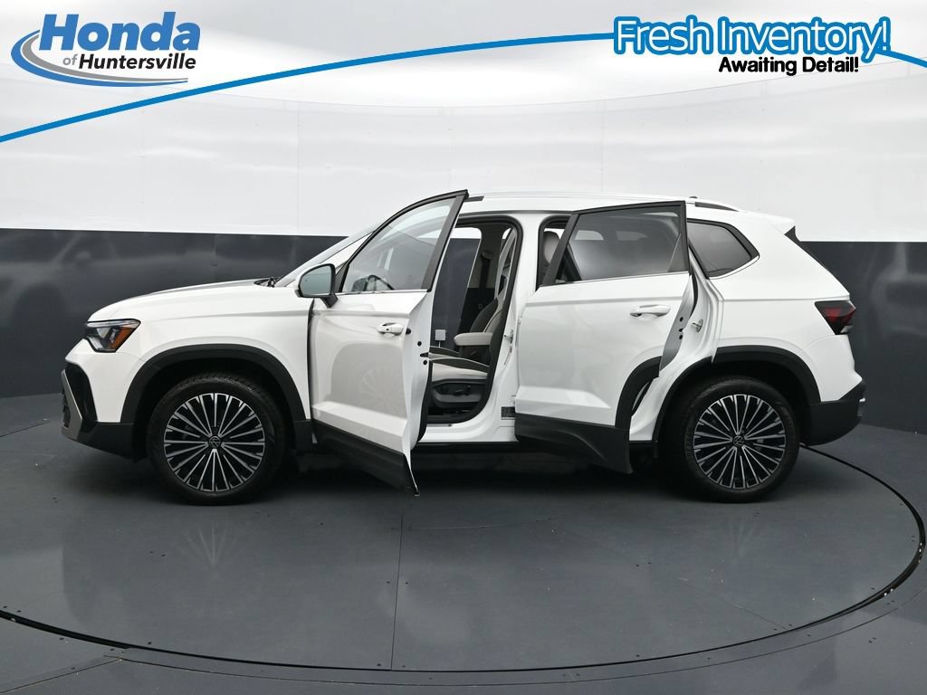 Used 2025 Volkswagen Taos SE w/ Panoramic Sunroof Package FWD image 40