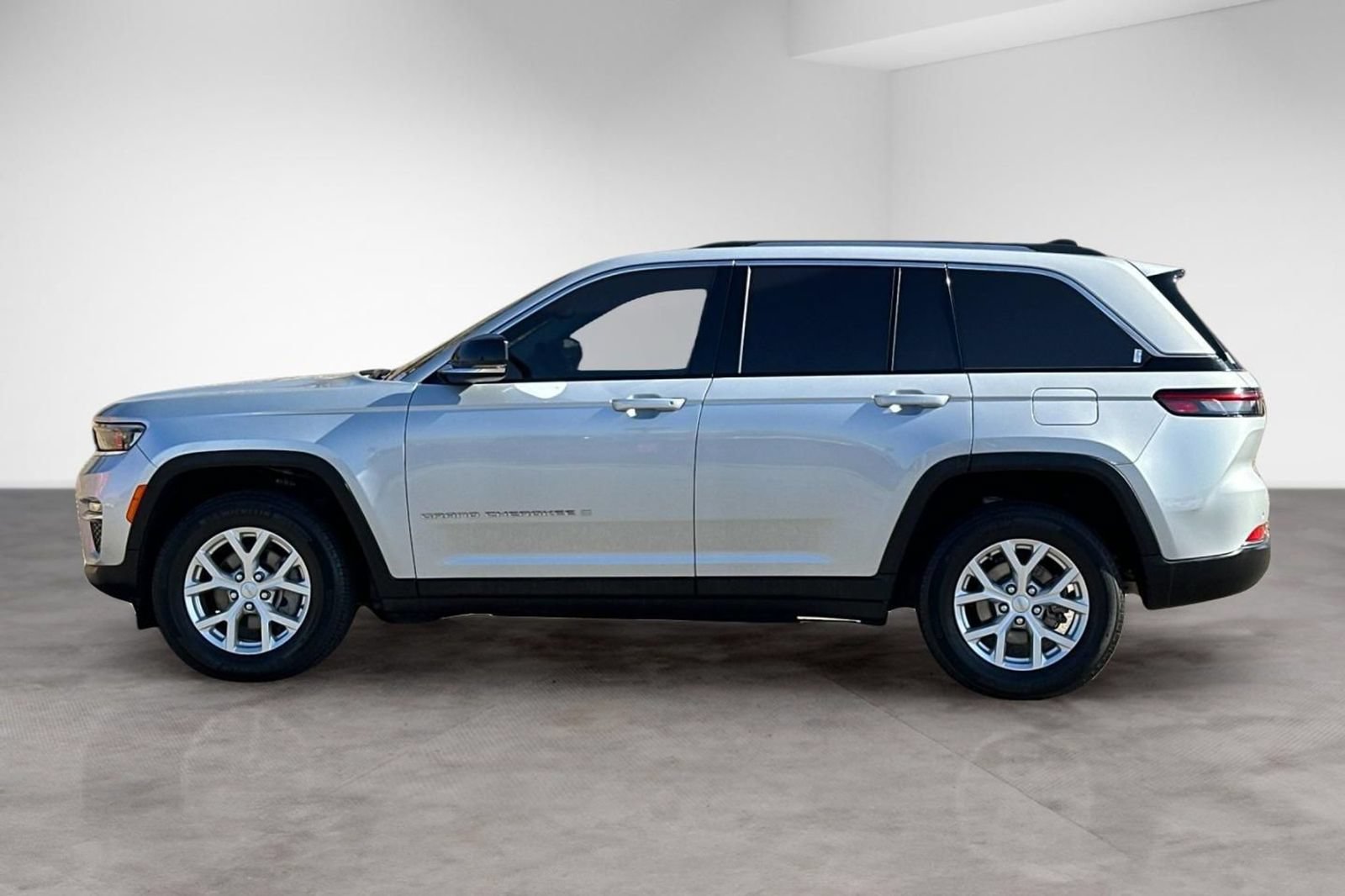 Used 2023 Jeep Grand Cherokee Limited w/ Trailer Tow Prep Group (B) AWD/4WD image 2