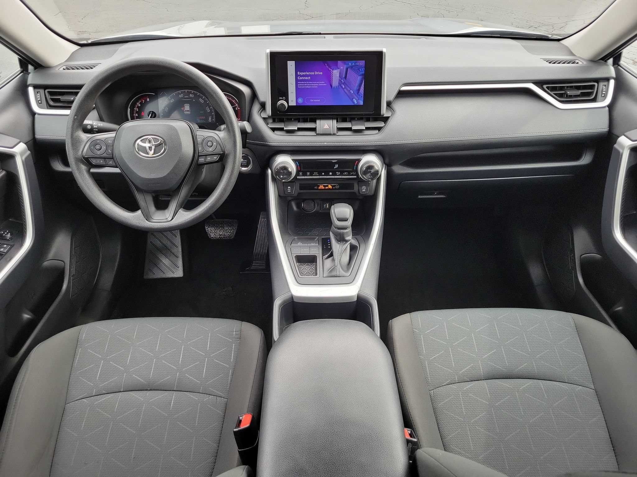 Used 2025 Toyota RAV4 XLE FWD image 25