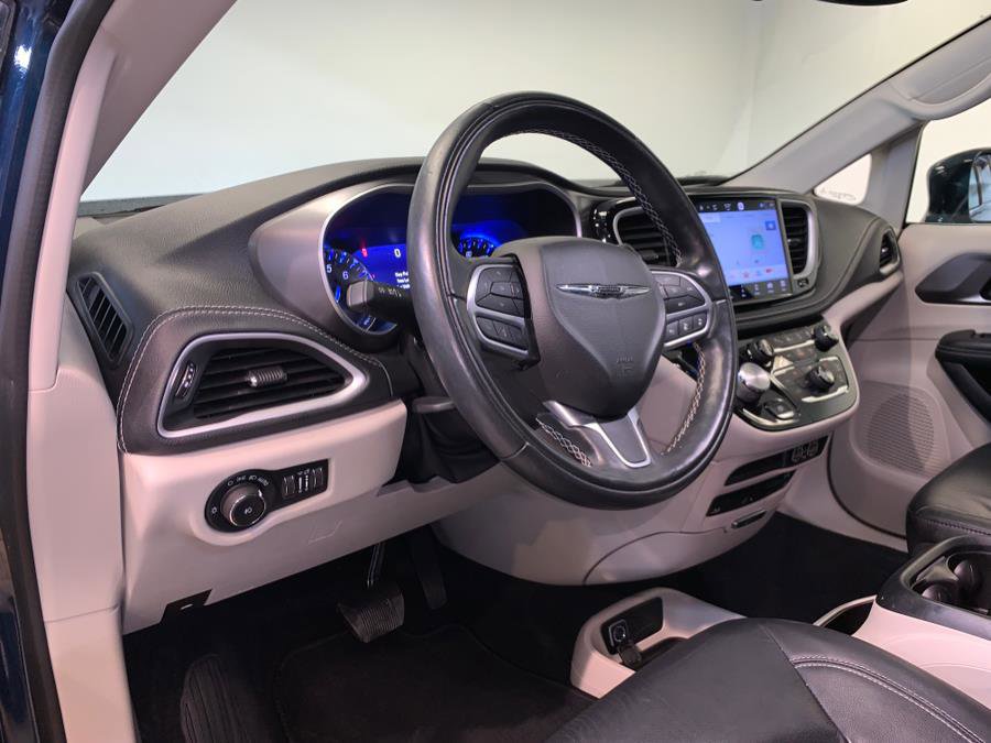 Used 2022 Chrysler Pacifica Touring-L w/ Uconnect Theater Family Group image 15