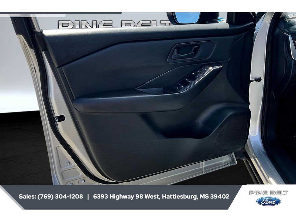 Used 2024 Nissan Rogue S image 17