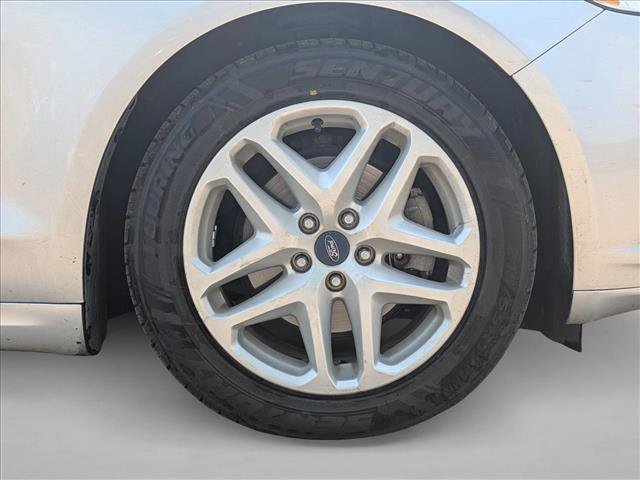 Used 2016 Ford Fusion SE FWD image 3