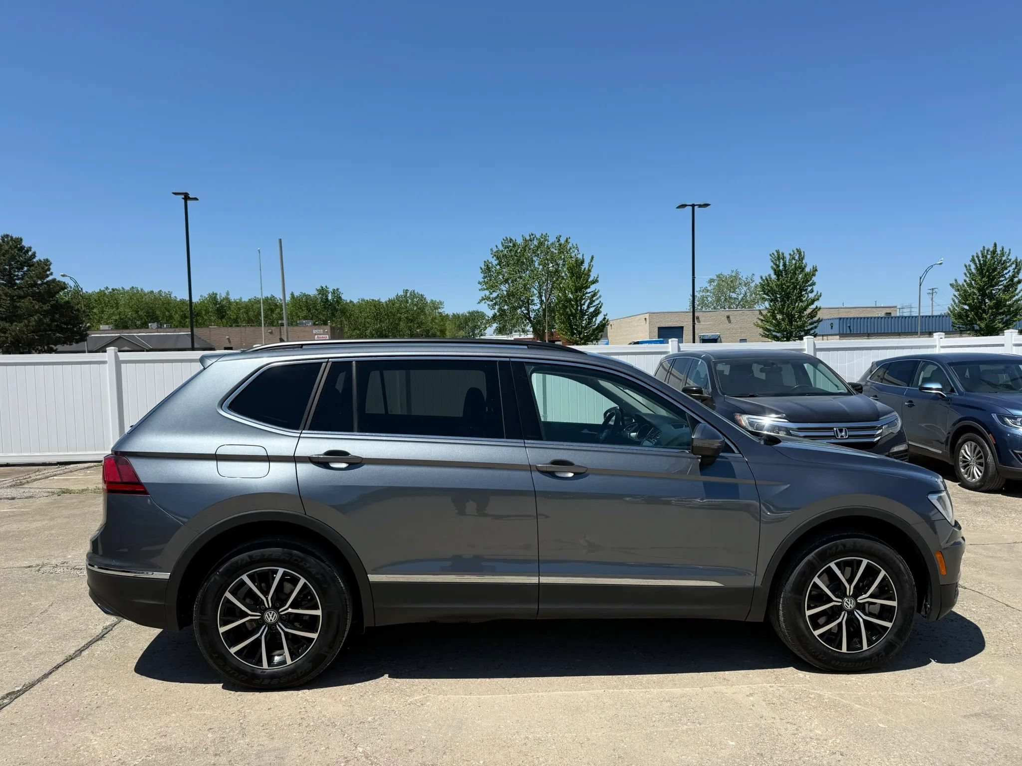 Used 2021 Volkswagen Tiguan SE R-Line AWD/4WD image 17