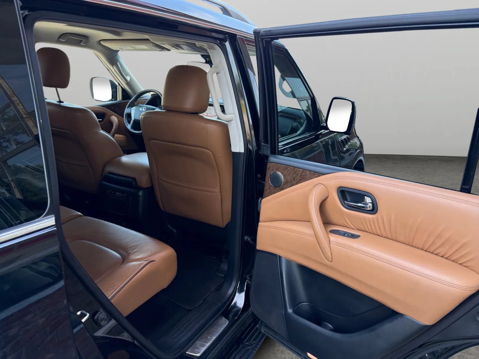 Used 2016 INFINITI QX80 4WD w/ All Season Package image 18