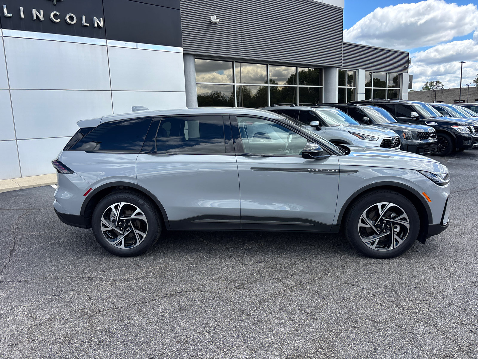 New 2026 Lincoln Nautilus Premier w/ Jet Appearance Package AWD/4WD image 8