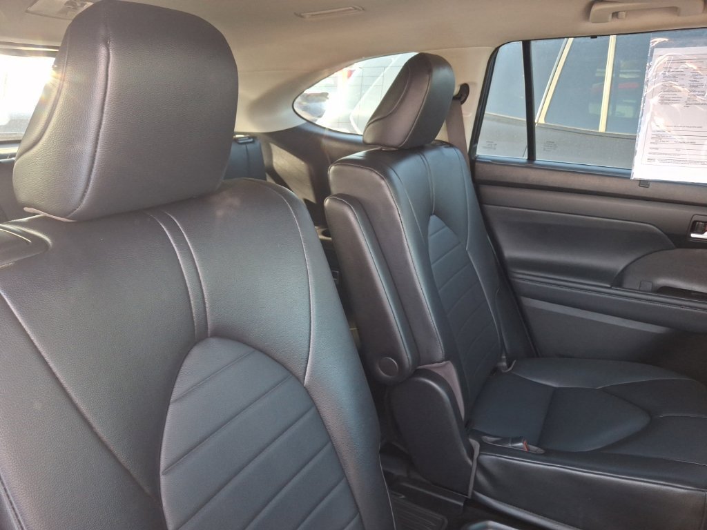 Used 2022 Toyota Highlander XLE AWD/4WD image 13