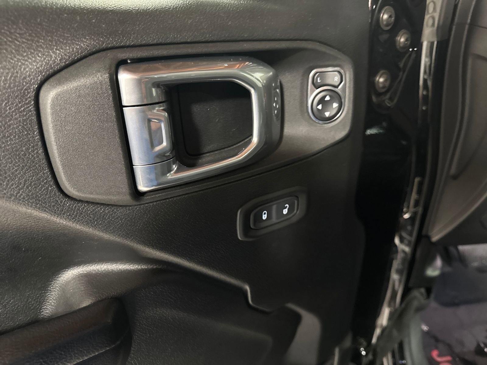 Used 2021 Jeep Gladiator Willys image 25