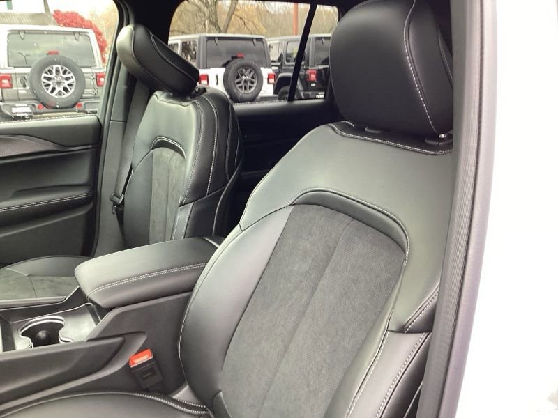 New 2025 Jeep Grand Cherokee Altitude AWD/4WD image 27