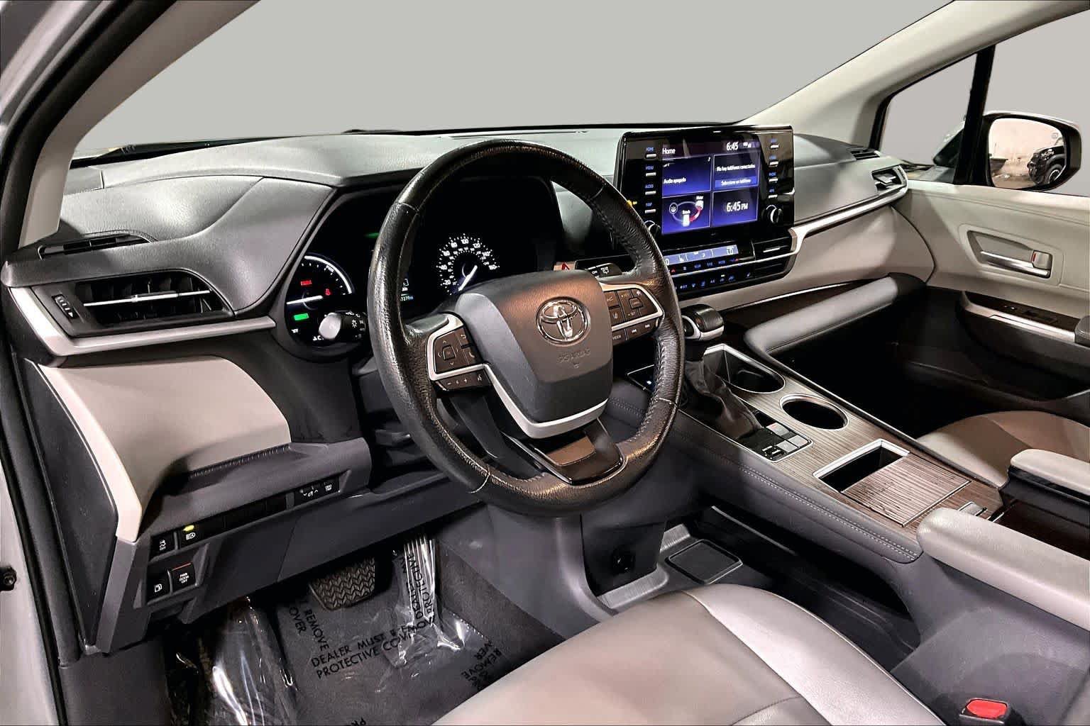 Used 2024 Toyota Sienna XLE FWD image 18
