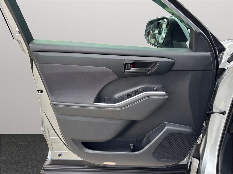 Used 2020 Toyota Highlander LE FWD image 18