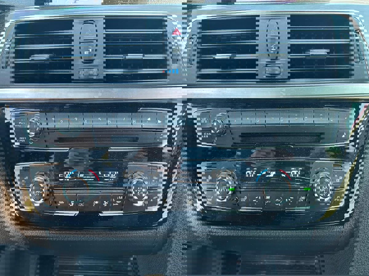 Used 2018 BMW 330i Sedan w/ Premium Package image 17