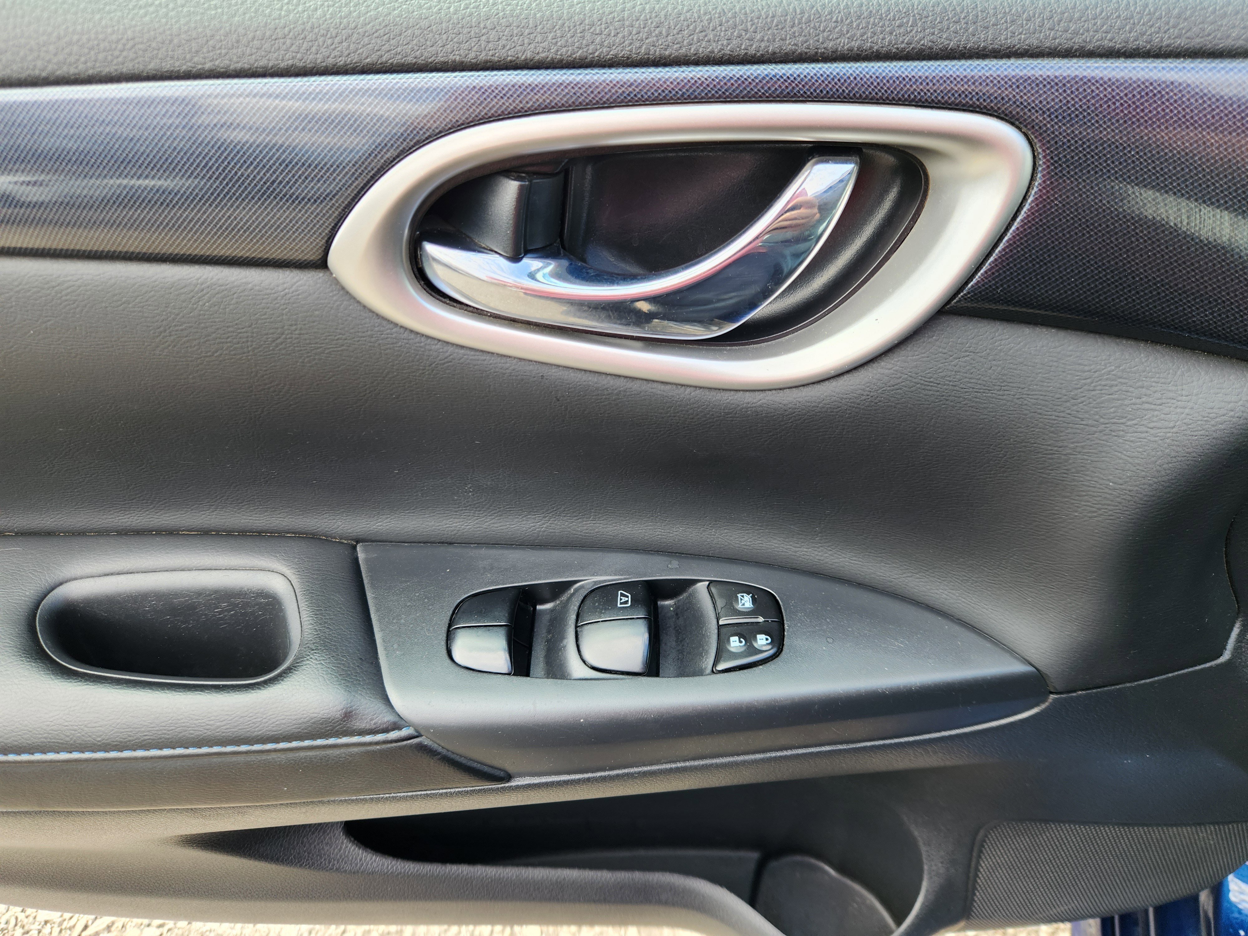 Used 2016 Nissan Sentra SR w/ SR Premium Package image 17