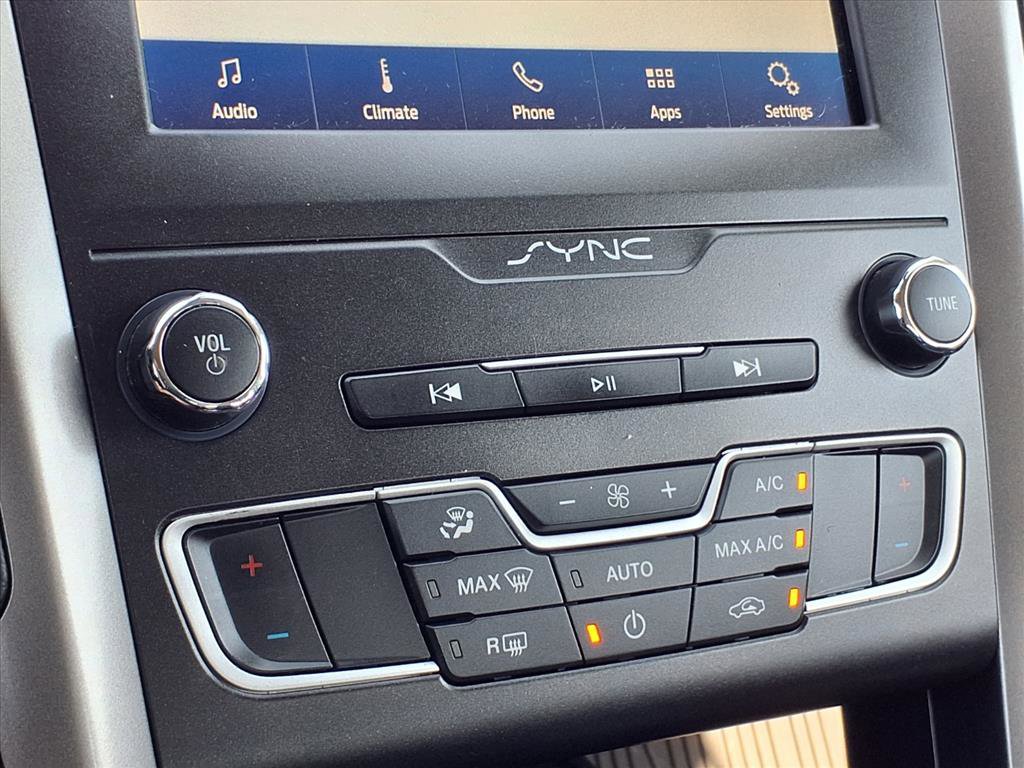 Used 2020 Ford Fusion SE image 11