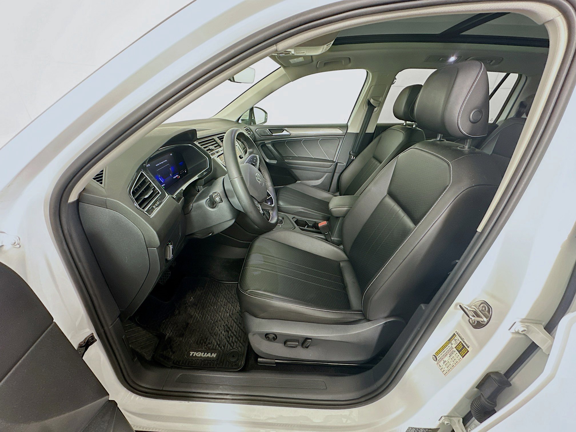 Used 2022 Volkswagen Tiguan SE w/ Panoramic Sunroof Package FWD image 13
