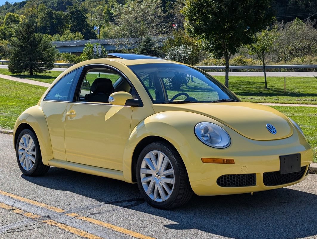 Used 2008 Volkswagen Beetle SE FWD image 3