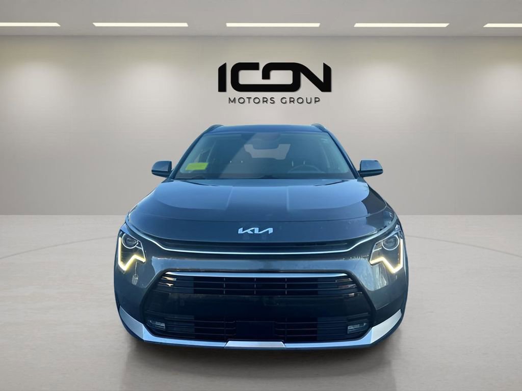 Used 2023 Kia Niro EX Touring image 2