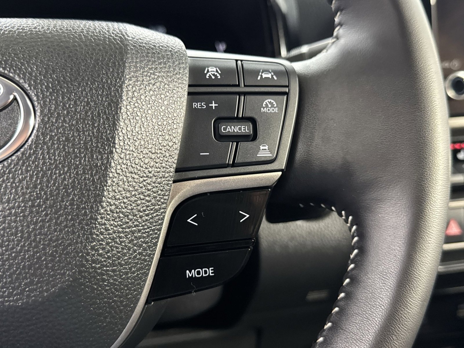 Used 2025 Toyota Camry SE w/ Convenience Package image 36