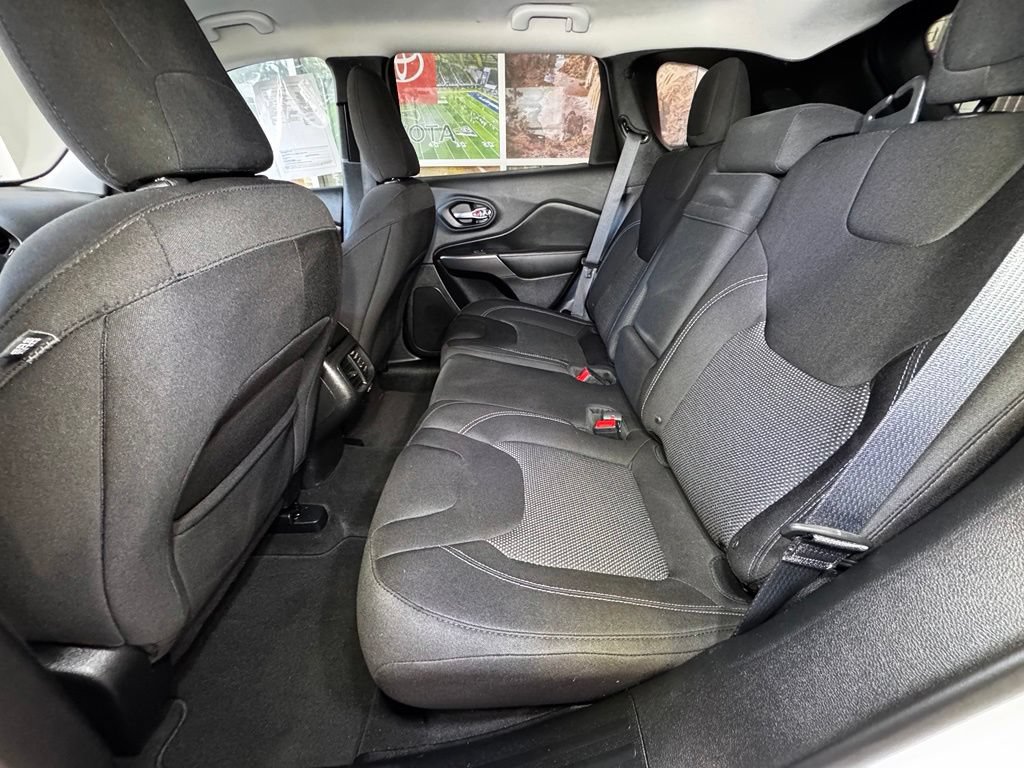 Used 2019 Jeep Cherokee Latitude w/ Popular Appearance Group AWD/4WD image 42
