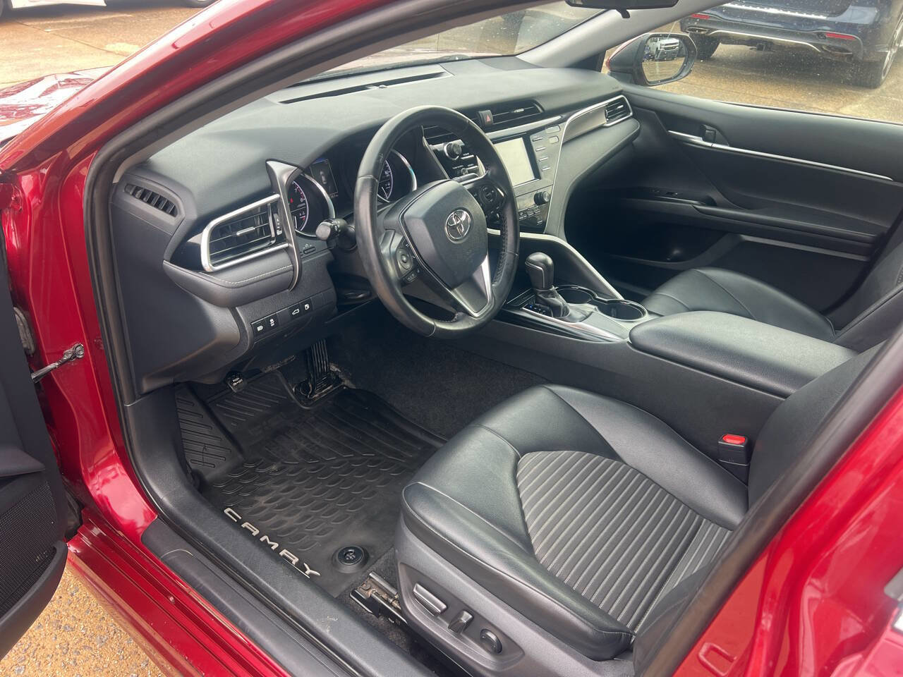 Used 2018 Toyota Camry SE w/ Moonroof Package image 10