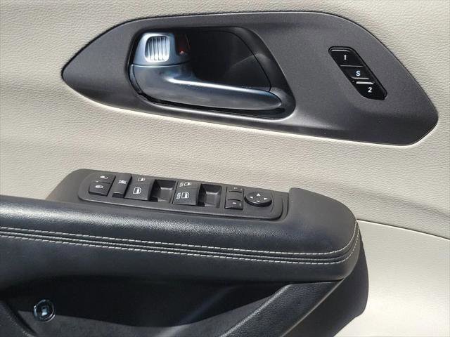 Certified 2024 Chrysler Pacifica Limited FWD image 16