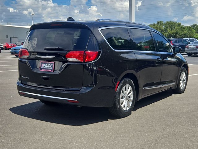 Used 2018 Chrysler Pacifica Touring-L FWD image 5