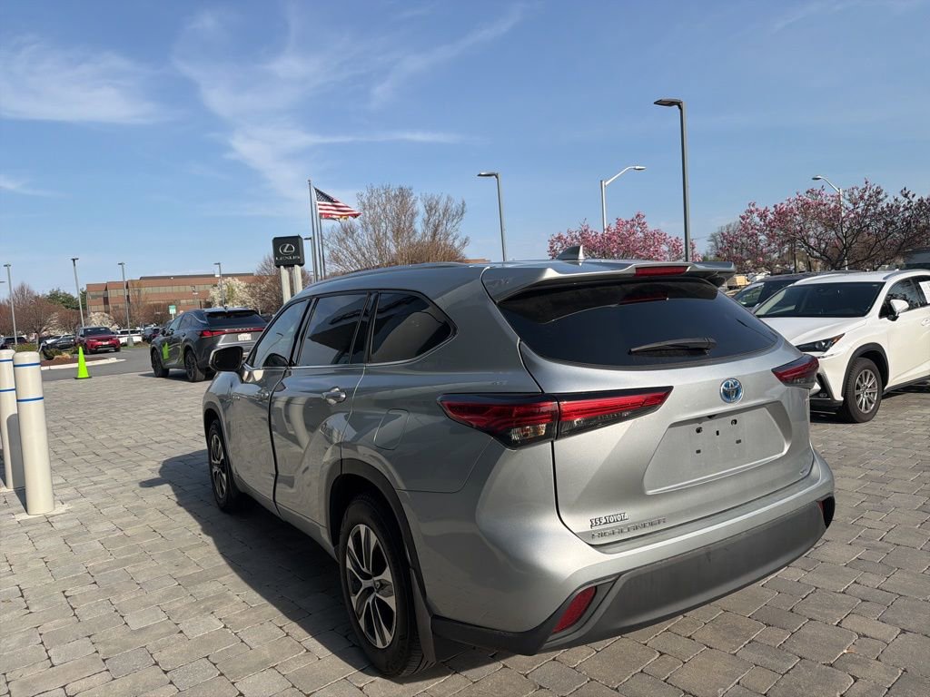 Used 2021 Toyota Highlander XLE image 12