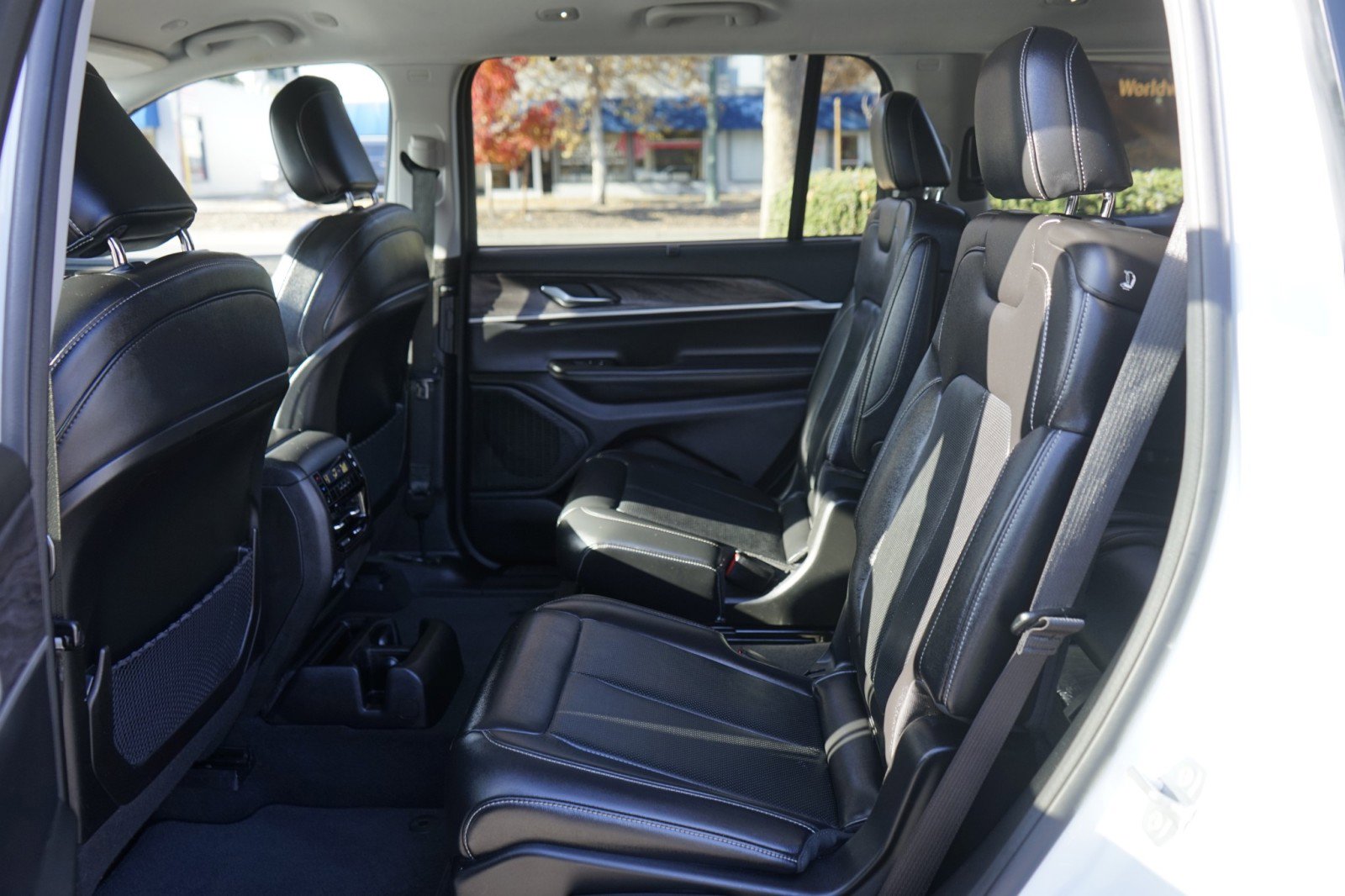 Used 2023 Jeep Grand Cherokee L Limited w/ Luxury Tech Group II image 22