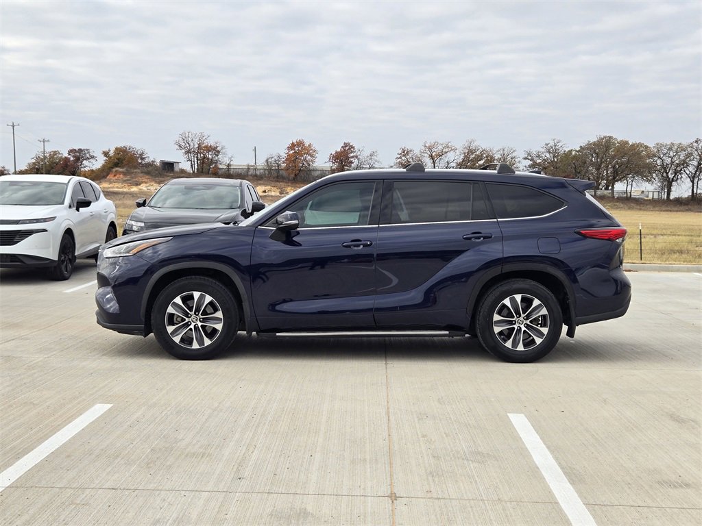 Used 2021 Toyota Highlander XLE image 3