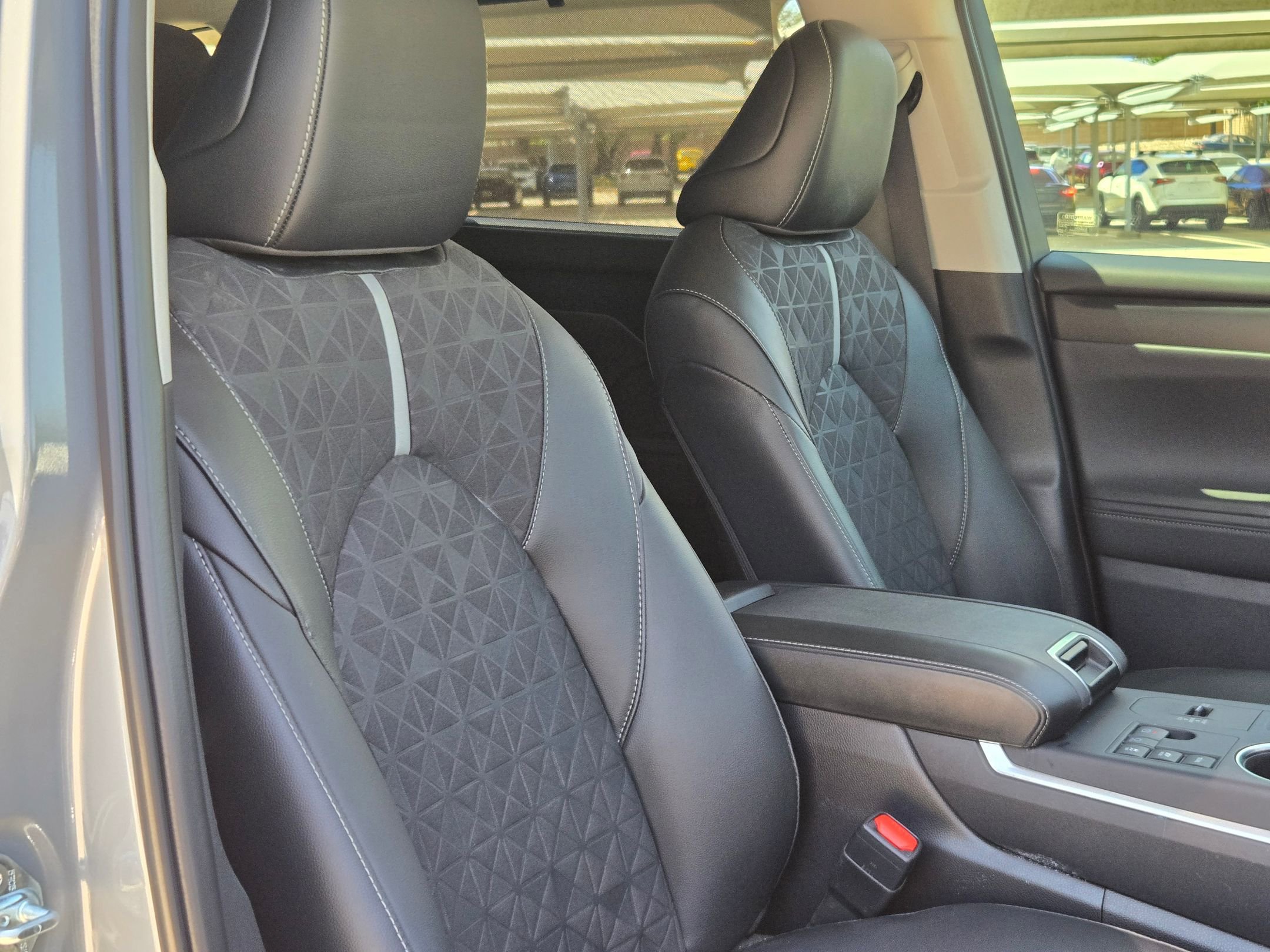 Used 2025 Toyota Highlander XLE AWD/4WD image 31