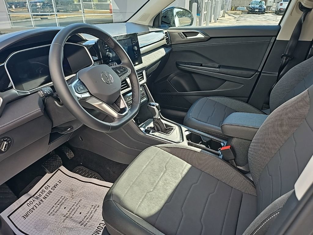 Certified 2025 Volkswagen Taos SE image 9