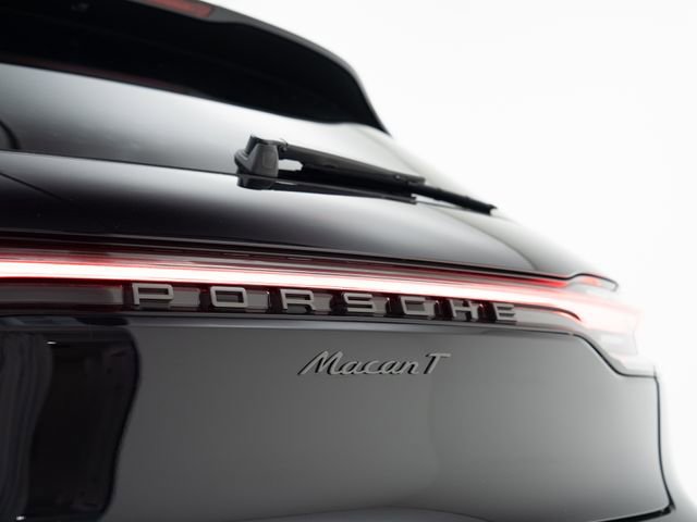 Certified 2025 Porsche Macan AWD/4WD image 38